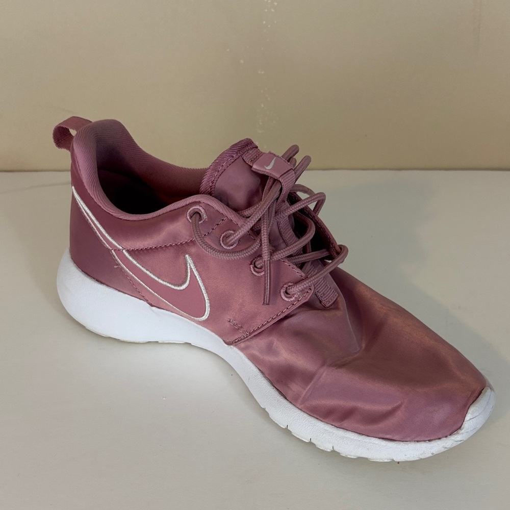Nike Roshe One (gs) Big Kids Women’s Pink Satin Shoes size 5Y 599729-618